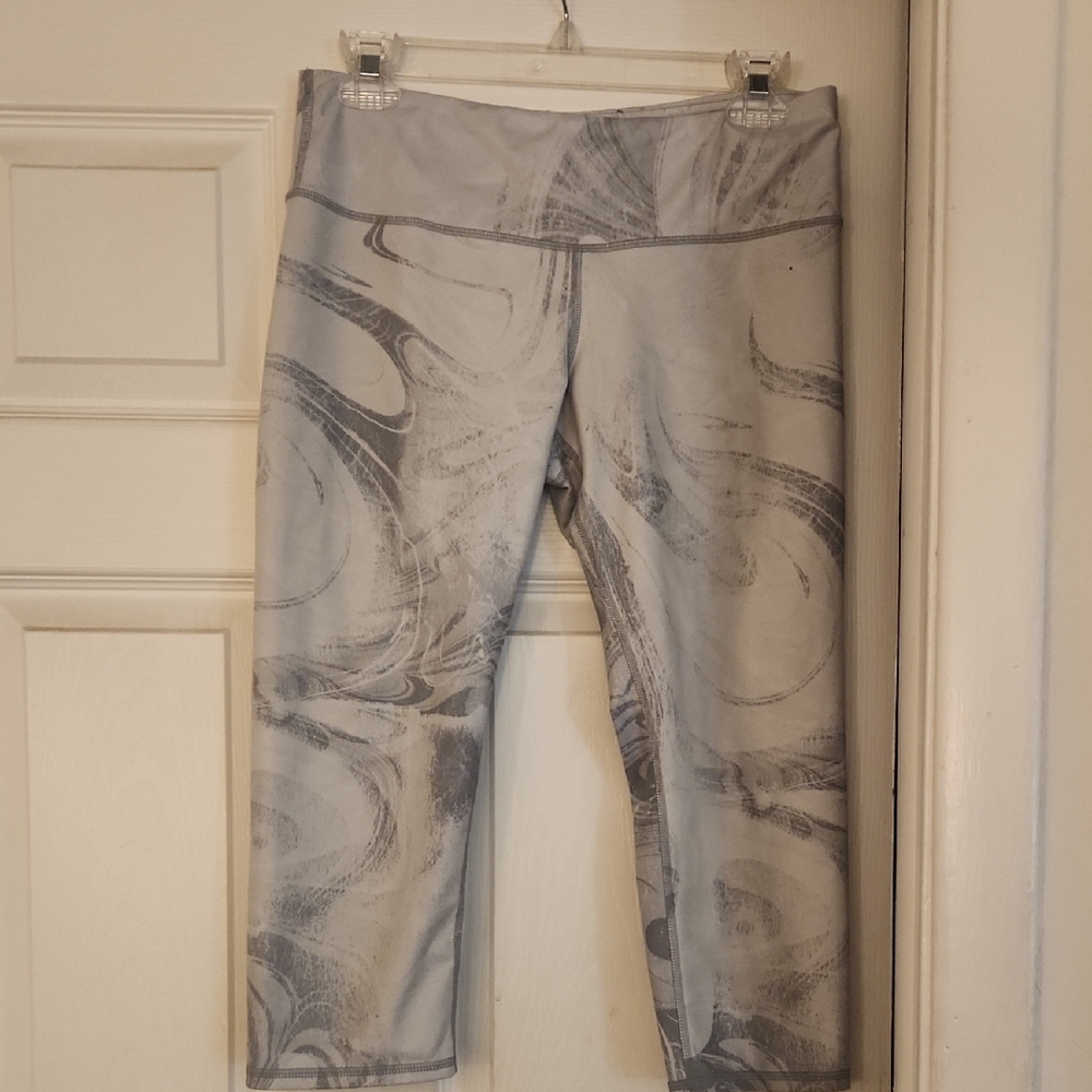 ALO Gray And White Swirl Pattern Cropped Leggings